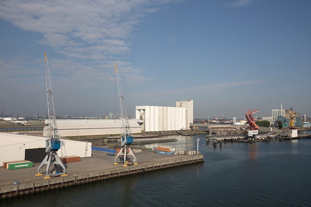 europoort maasvlakte rotterdam botlek haven scheepvaart industrie fabrieken marine transport overslag terminal portlantis ferry centrale